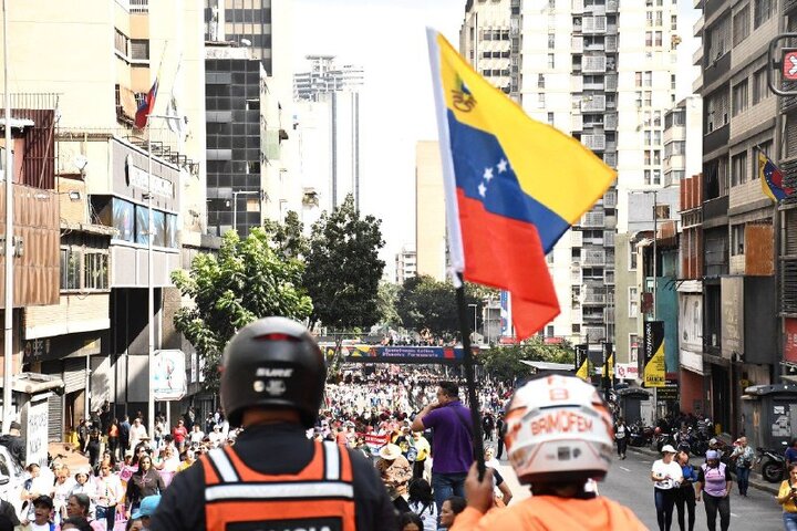 Informe fotográfico | Miles de venezolanos exigen con una gran marcha en Caracas la libertad de Maduro