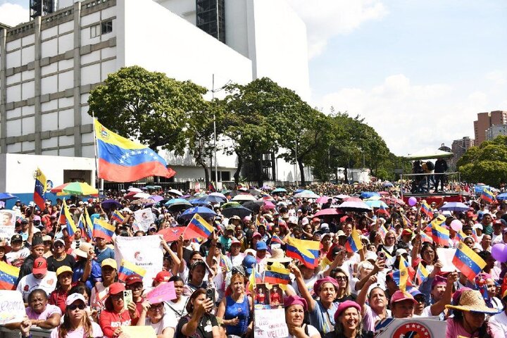 Informe fotográfico | Miles de venezolanos exigen con una gran marcha en Caracas la libertad de Maduro