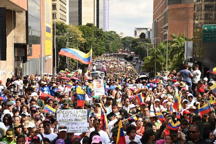 Informe fotográfico | Miles de venezolanos exigen con una gran marcha en Caracas la libertad de Maduro