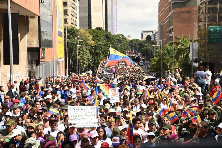 Informe fotográfico | Miles de venezolanos exigen con una gran marcha en Caracas la libertad de Maduro