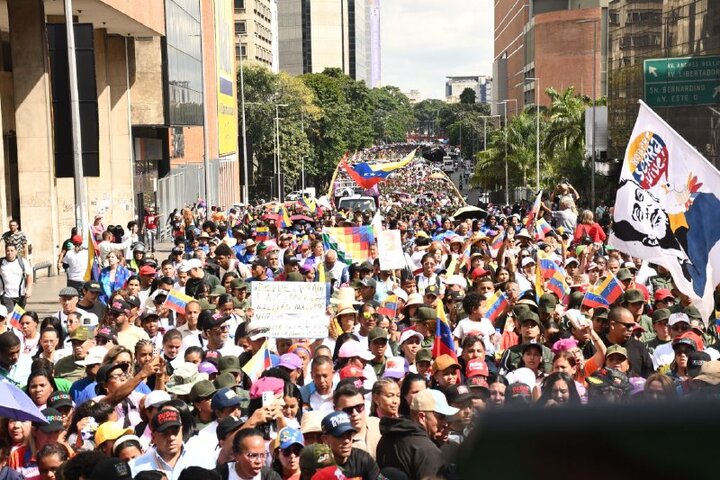 Informe fotográfico | Miles de venezolanos exigen con una gran marcha en Caracas la libertad de Maduro