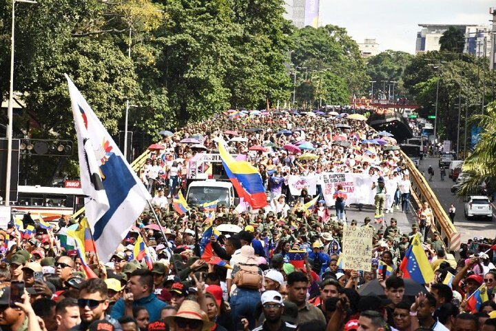 Informe fotográfico | Miles de venezolanos exigen con una gran marcha en Caracas la libertad de Maduro