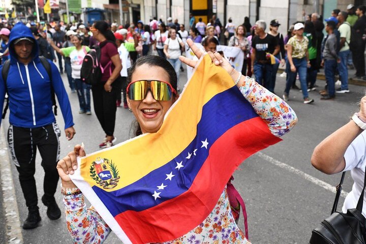 Informe fotográfico | Miles de venezolanos exigen con una gran marcha en Caracas la libertad de Maduro