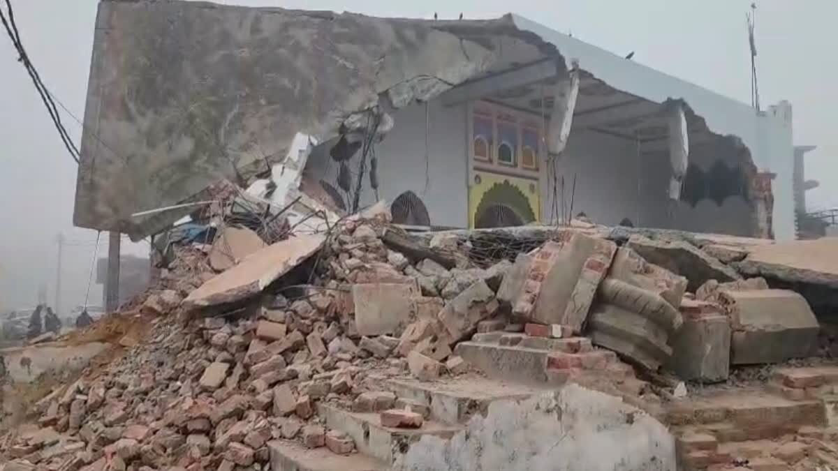 سنبھل مسجد اور مسلمانوں کے مکانات پر چلائے گئے بلڈوزر، انتظامیہ کا غیر قانونی تعمیرات کا دعویٰ