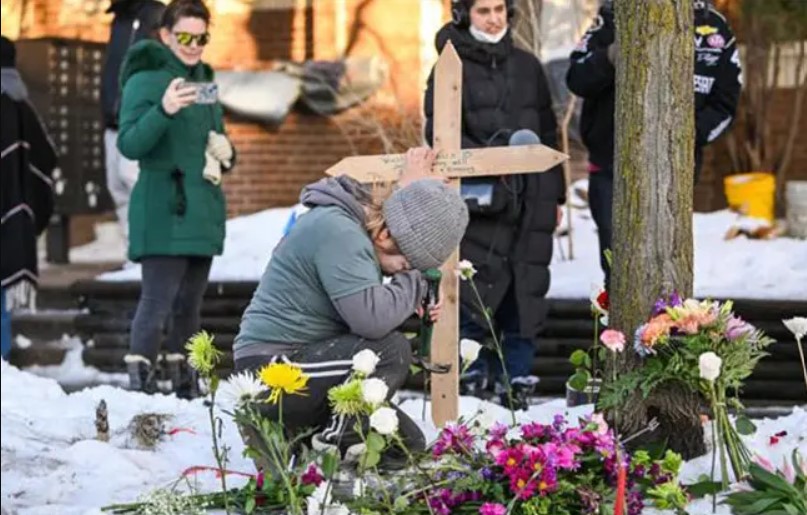 Mujer de 37 años muerta por disparos de la policía estadounidense / Tiroteo frente a una iglesia en Estados Unidos con más de 10 muertos y heridos