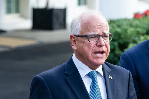 روایت‌سازی ترامپ برای توجیه قتل/ فرماندار مینه‌سوتا سیاست‌های ترامپ را عامل اصلی آشوب خواند