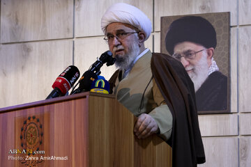 تقرير مصور/ آية الله رمضاني يلقي كلمة بمناسبة ولادة المسيح (ع) في جامعة أهل البيت (ع) الدولية