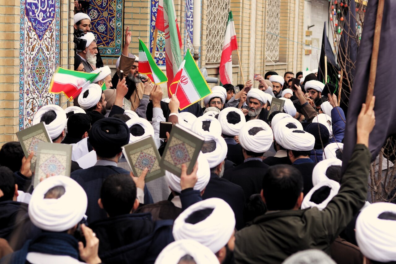 طلاب و اساتید حوزه علمیه قم، هتاکی به مساجد و قرآن، توسط آشوبگران را محکوم کردند + تصویر