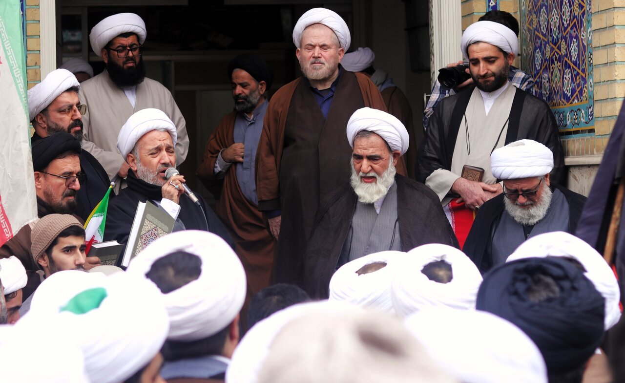 طلاب و اساتید حوزه علمیه قم، هتاکی به مساجد و قرآن، توسط آشوبگران را محکوم کردند + تصویر