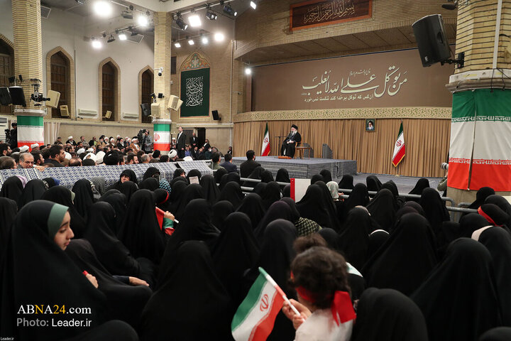 تقرير مصور/ قائد الثورة الاسلامية يستقبل أهالي مدينة قم بمناسبة (انتفاضة 19 دي)