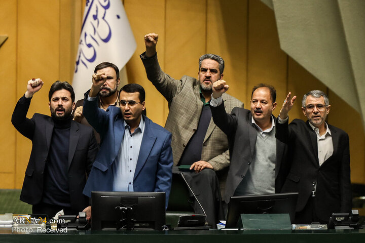 Foto / İran İslam Meclisi'nin Aleni Oturum Sonrası Amerika ve Siyonizm Karşıtı Sloganlarından Kesitler