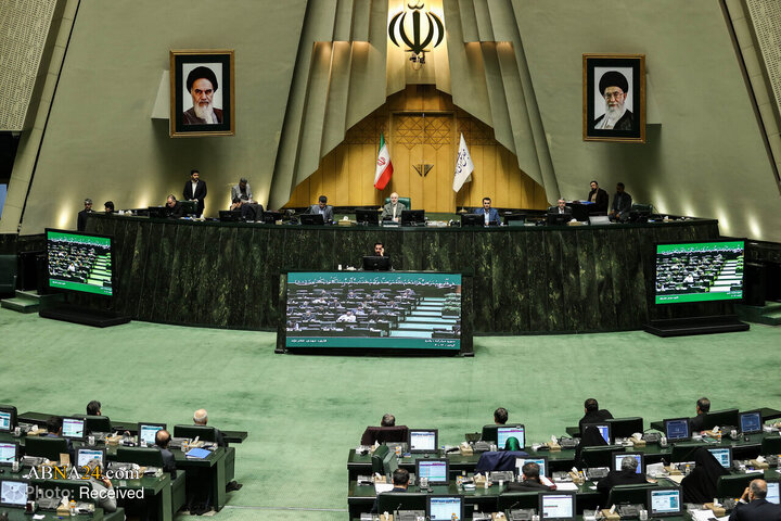 Foto / İran İslam Meclisi'nin Aleni Oturum Sonrası Amerika ve Siyonizm Karşıtı Sloganlarından Kesitler