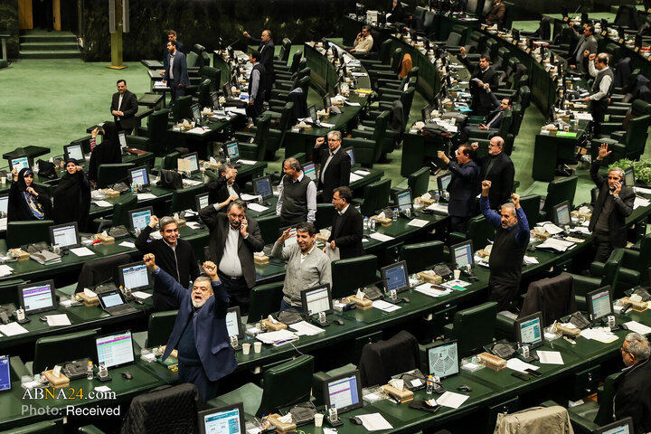 Foto / İran İslam Meclisi'nin Aleni Oturum Sonrası Amerika ve Siyonizm Karşıtı Sloganlarından Kesitler