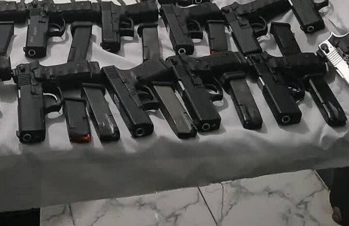 قوات حرس الحدود تعلن عن ضبط 27 قطعة سلاح جنوب شرقي إيران