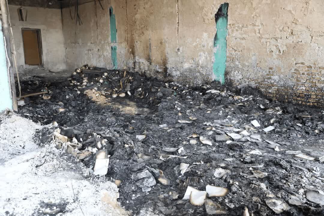 اغتشاشگران ٧ هزار جلد کتاب را در میبد سوزاندند + تصویر