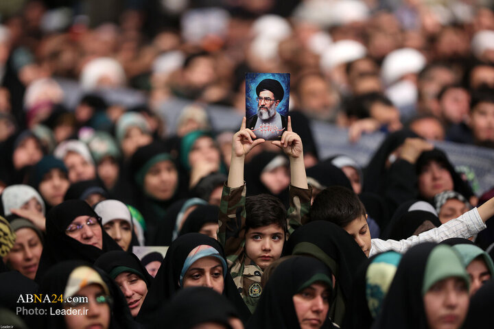 تقرير مصور/ قائد الثورة الاسلامية يستقبل أبناء الشعب الإيراني بمناسبة عيد المبعث المبارك