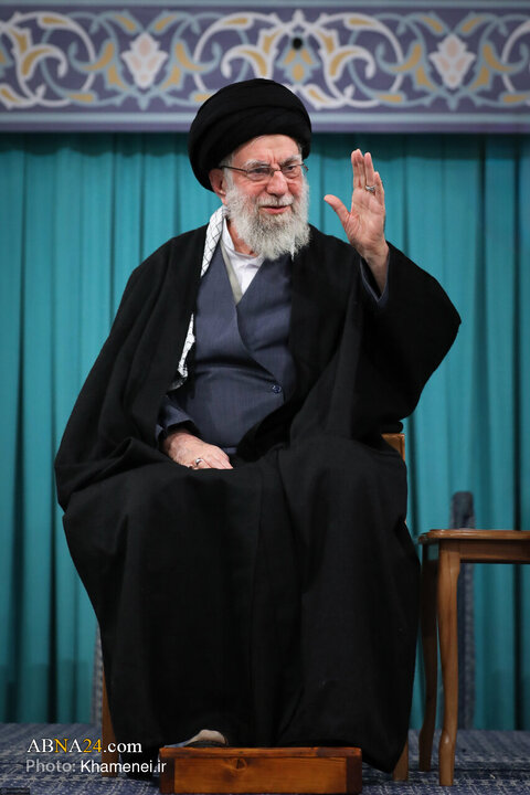 تقرير مصور/ قائد الثورة الاسلامية يستقبل أبناء الشعب الإيراني بمناسبة عيد المبعث المبارك