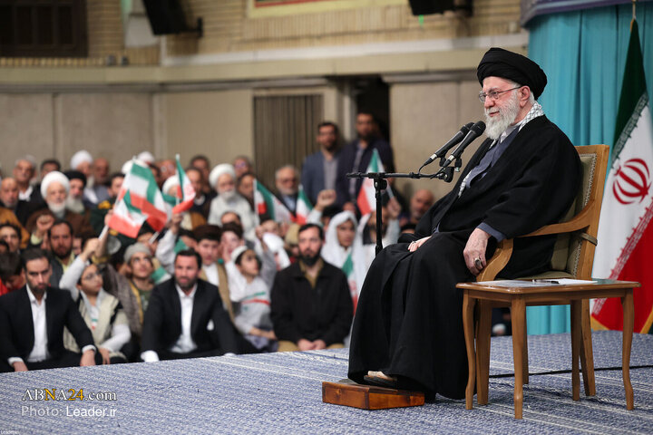 تقرير مصور/ قائد الثورة الاسلامية يستقبل أبناء الشعب الإيراني بمناسبة عيد المبعث المبارك