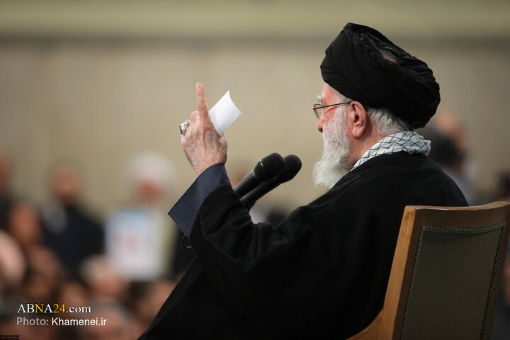 تقرير مصور/ قائد الثورة الاسلامية يستقبل أبناء الشعب الإيراني بمناسبة عيد المبعث المبارك