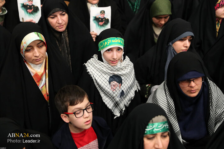 تقرير مصور/ قائد الثورة الاسلامية يستقبل أبناء الشعب الإيراني بمناسبة عيد المبعث المبارك