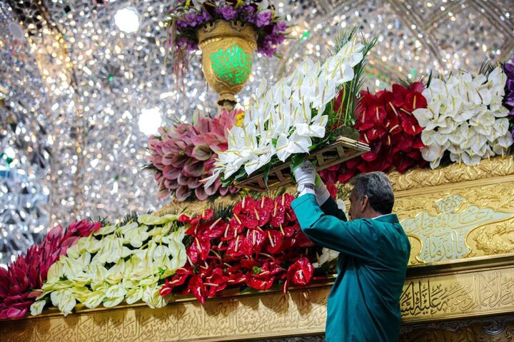 تصاویر | آذین‌بندی و گل‌آرایی حرم امام حسین(ع) در آستانۀ ماه شعبان