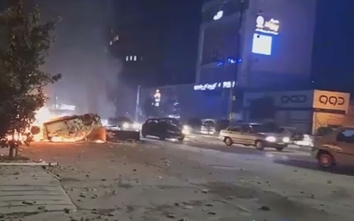 ویدیو | تروریست‌های مسلح اجیر شده و آموزش‌دیده در کف خیابان‌های ایران