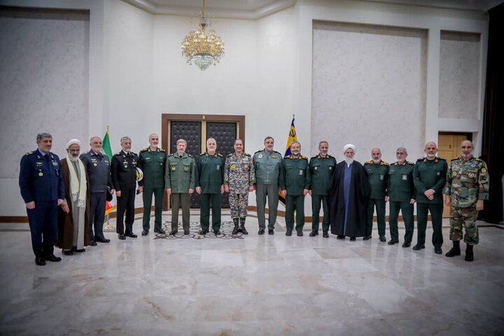  دیدار صمیمانه فرماندهان ارتش و سپاه به مناسبت روز پاسدار 