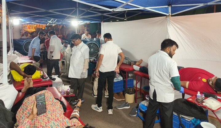 کمپین اهداء خون به یاد امام حسین(ع) در منطقه دونگری هند + عکس