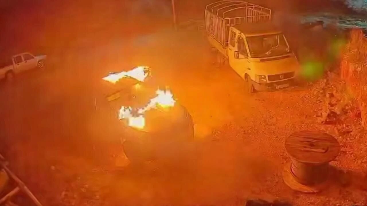 İşgalci İsrailliler, Batı Şeria'da Filistinlilere ait iki aracı ateşe verdi