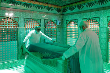 غبارروبی مضجع مطهر امام رضا(ع) با حضور خانواده شهدای اغتشاشات