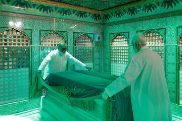Informe fotográfico | Ceremonia de limpieza del santuario del Imam Reza(P) con la presencia de familias de mártires recientes