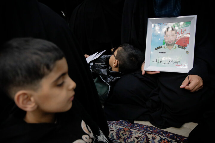 غبارروبی مضجع مطهر امام رضا با حضور خانواده شهدای اغتشاشات