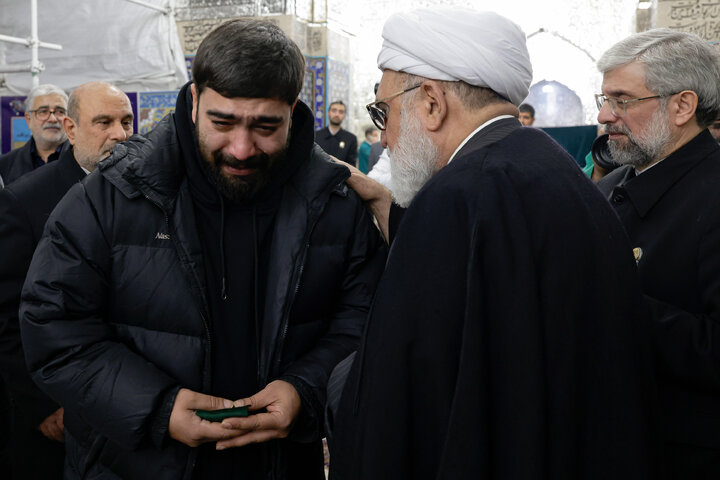 غبارروبی مضجع مطهر امام رضا با حضور خانواده شهدای اغتشاشات