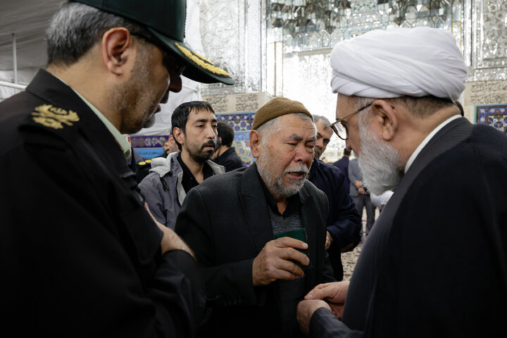 غبارروبی مضجع مطهر امام رضا با حضور خانواده شهدای اغتشاشات