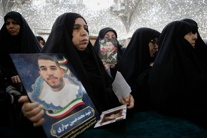 غبارروبی مضجع مطهر امام رضا با حضور خانواده شهدای اغتشاشات