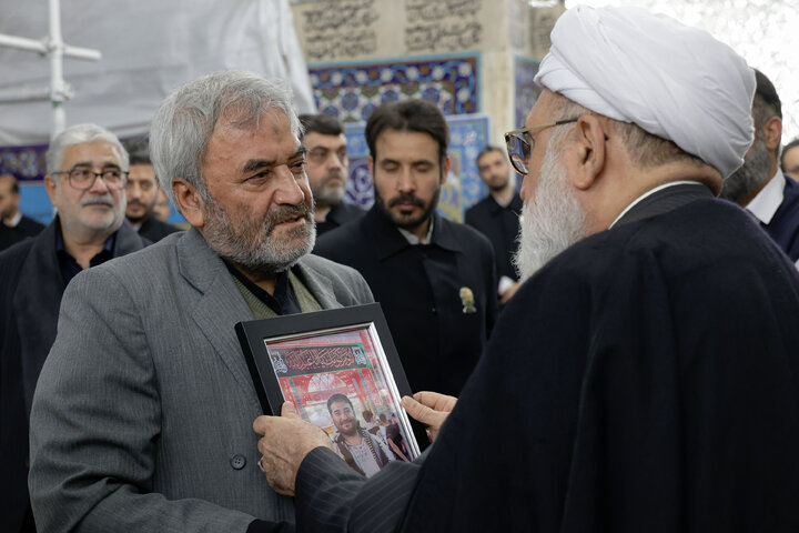 غبارروبی مضجع مطهر امام رضا با حضور خانواده شهدای اغتشاشات