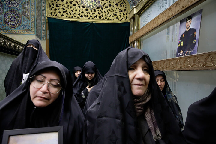 غبارروبی مضجع مطهر امام رضا با حضور خانواده شهدای اغتشاشات