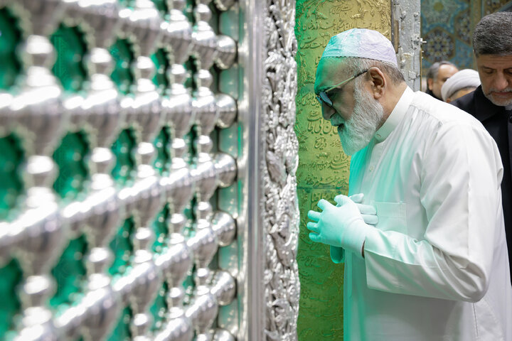 غبارروبی مضجع مطهر امام رضا با حضور خانواده شهدای اغتشاشات