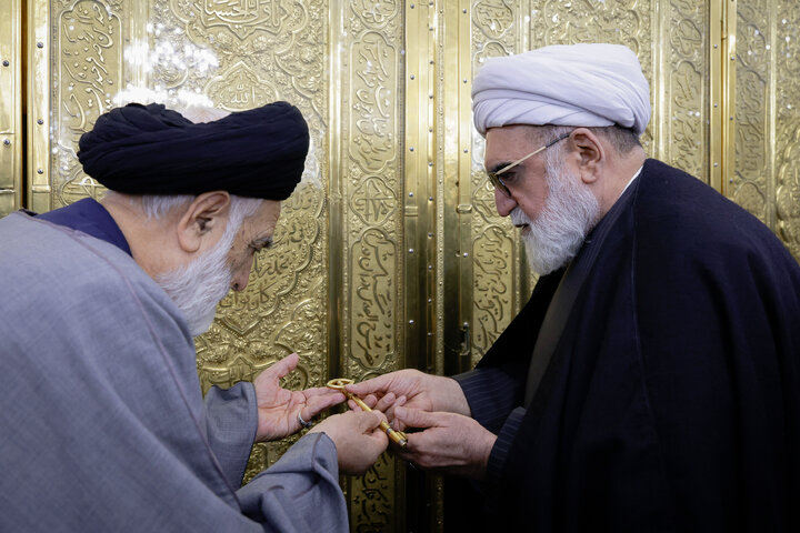 غبارروبی مضجع مطهر امام رضا با حضور خانواده شهدای اغتشاشات