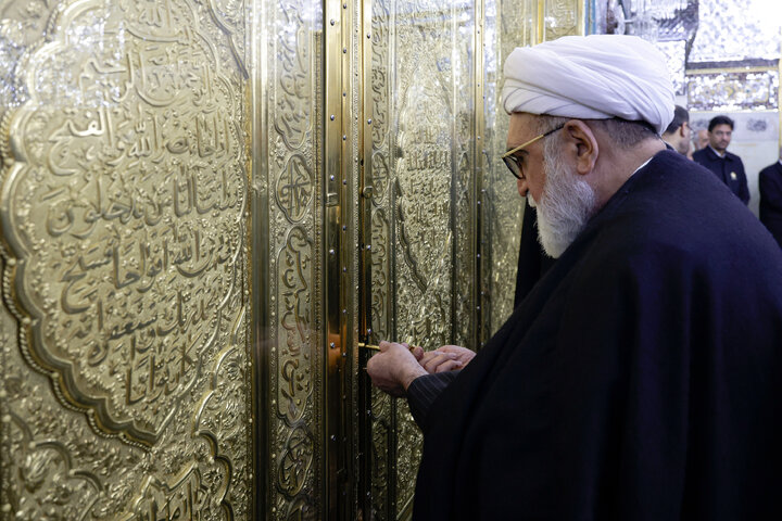 غبارروبی مضجع مطهر امام رضا با حضور خانواده شهدای اغتشاشات