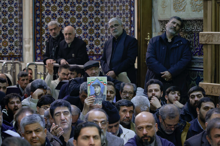 غبارروبی مضجع مطهر امام رضا با حضور خانواده شهدای اغتشاشات