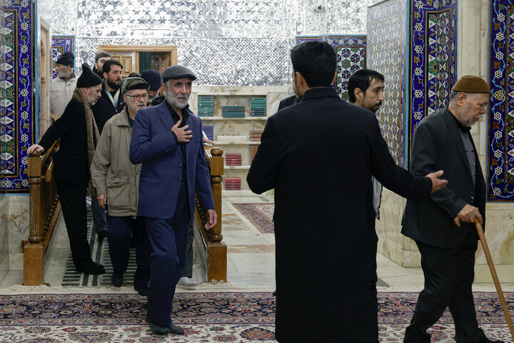 غبارروبی مضجع مطهر امام رضا با حضور خانواده شهدای اغتشاشات