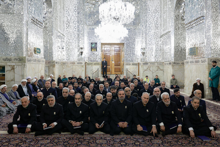 غبارروبی مضجع مطهر امام رضا با حضور خانواده شهدای اغتشاشات