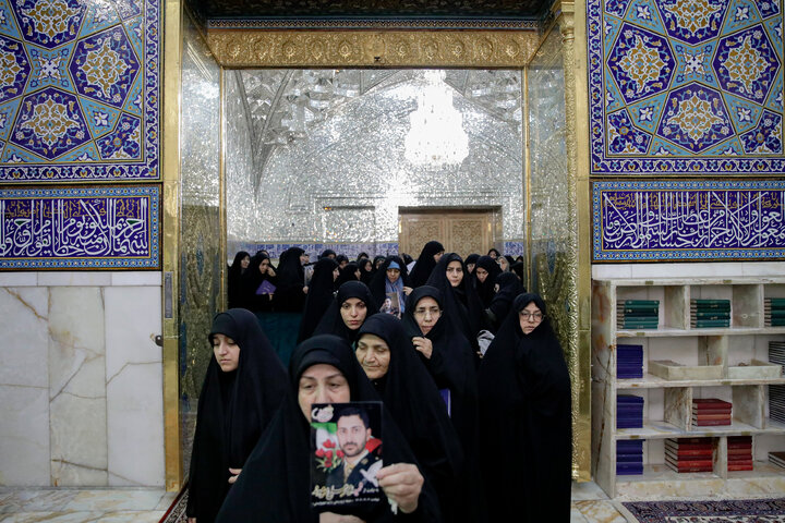 غبارروبی مضجع مطهر امام رضا با حضور خانواده شهدای اغتشاشات