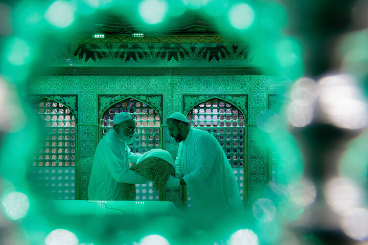 غبارروبی مضجع مطهر امام رضا با حضور خانواده شهدای اغتشاشات