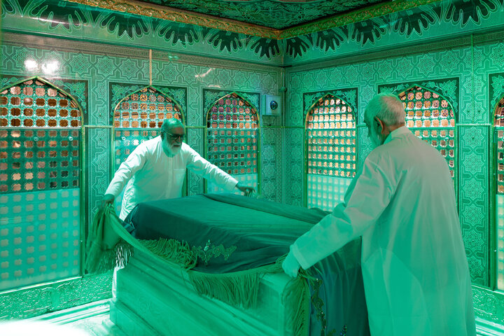 غبارروبی مضجع مطهر امام رضا با حضور خانواده شهدای اغتشاشات