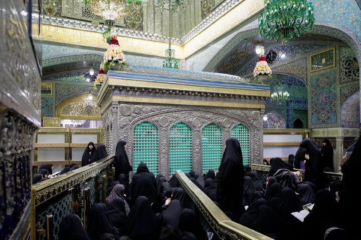 غبارروبی مضجع مطهر امام رضا با حضور خانواده شهدای اغتشاشات