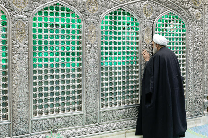 غبارروبی مضجع مطهر امام رضا با حضور خانواده شهدای اغتشاشات