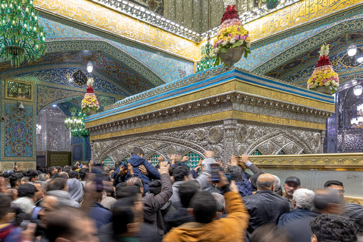 غبارروبی مضجع مطهر امام رضا با حضور خانواده شهدای اغتشاشات