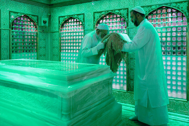 غبارروبی مضجع مطهر امام رضا با حضور خانواده شهدای اغتشاشات